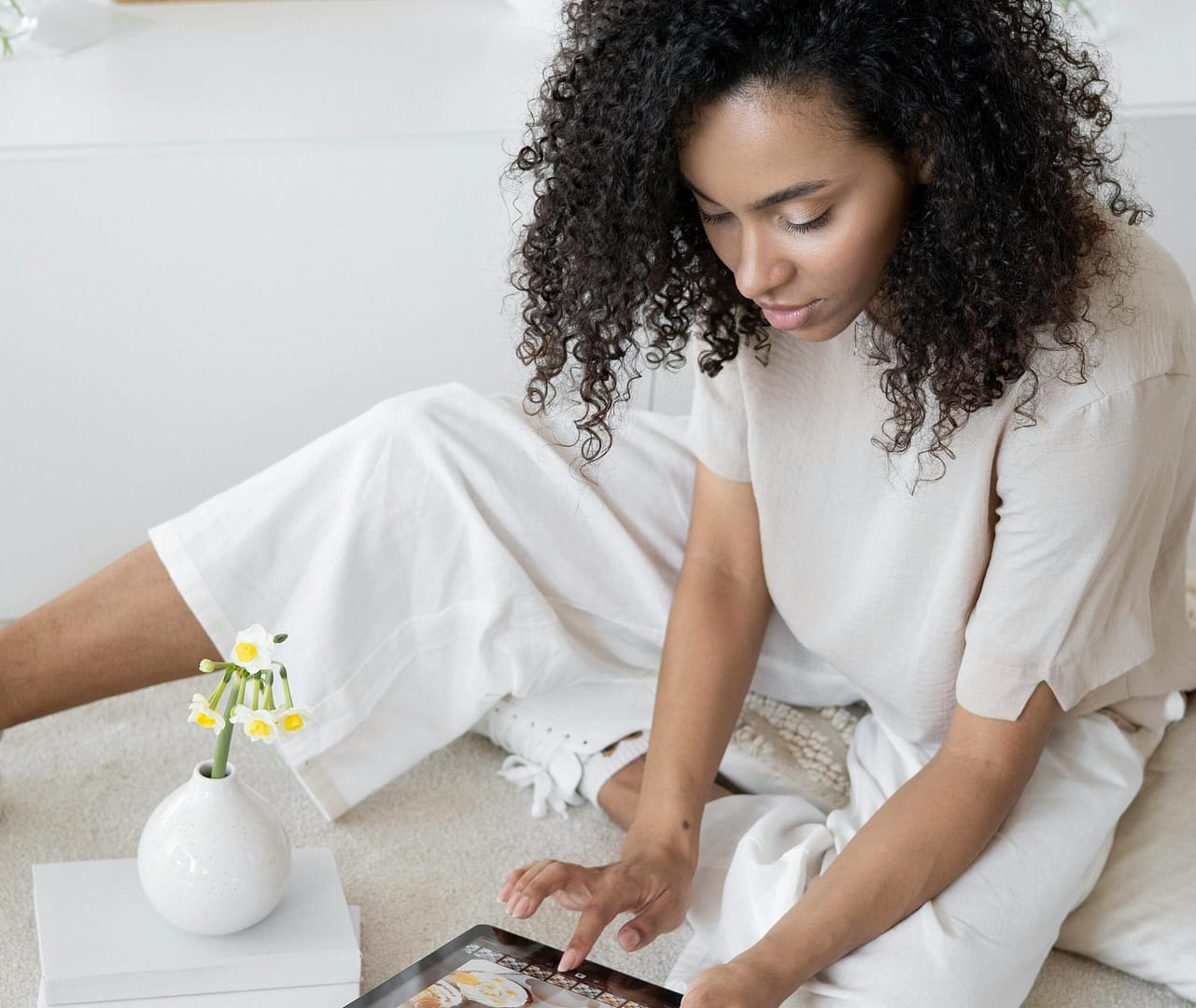 Jak prać białe ubrania? Sposoby na śnieżną biel