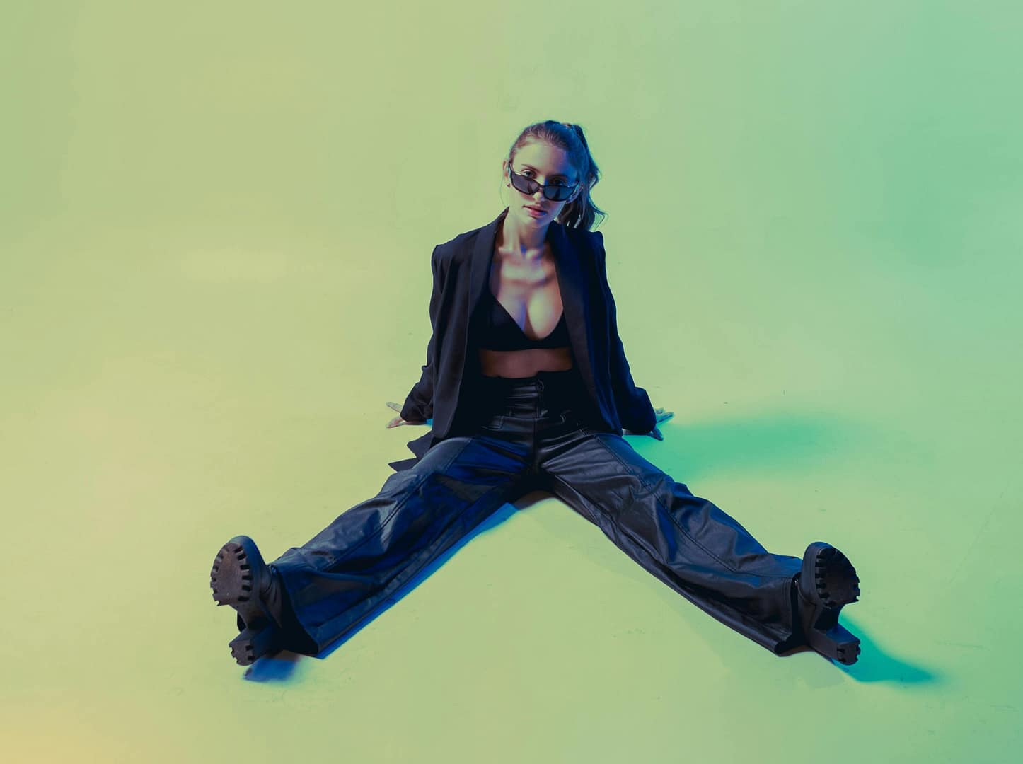 Z czym łączyć szerokie spodnie? Jak stworzyć udane zestawy