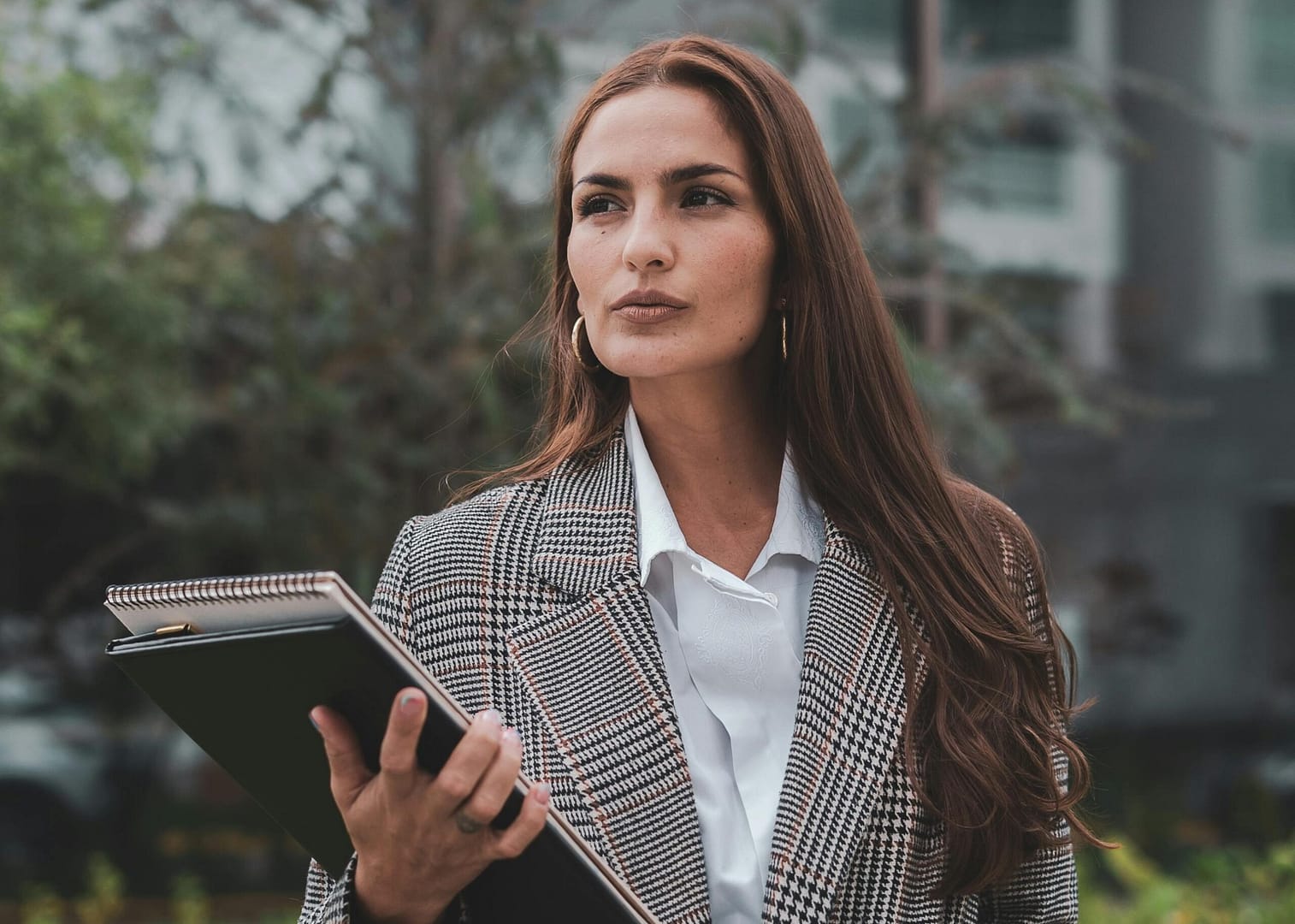Jak się ubrać elegancko? Zasady tworzenia stylizacji