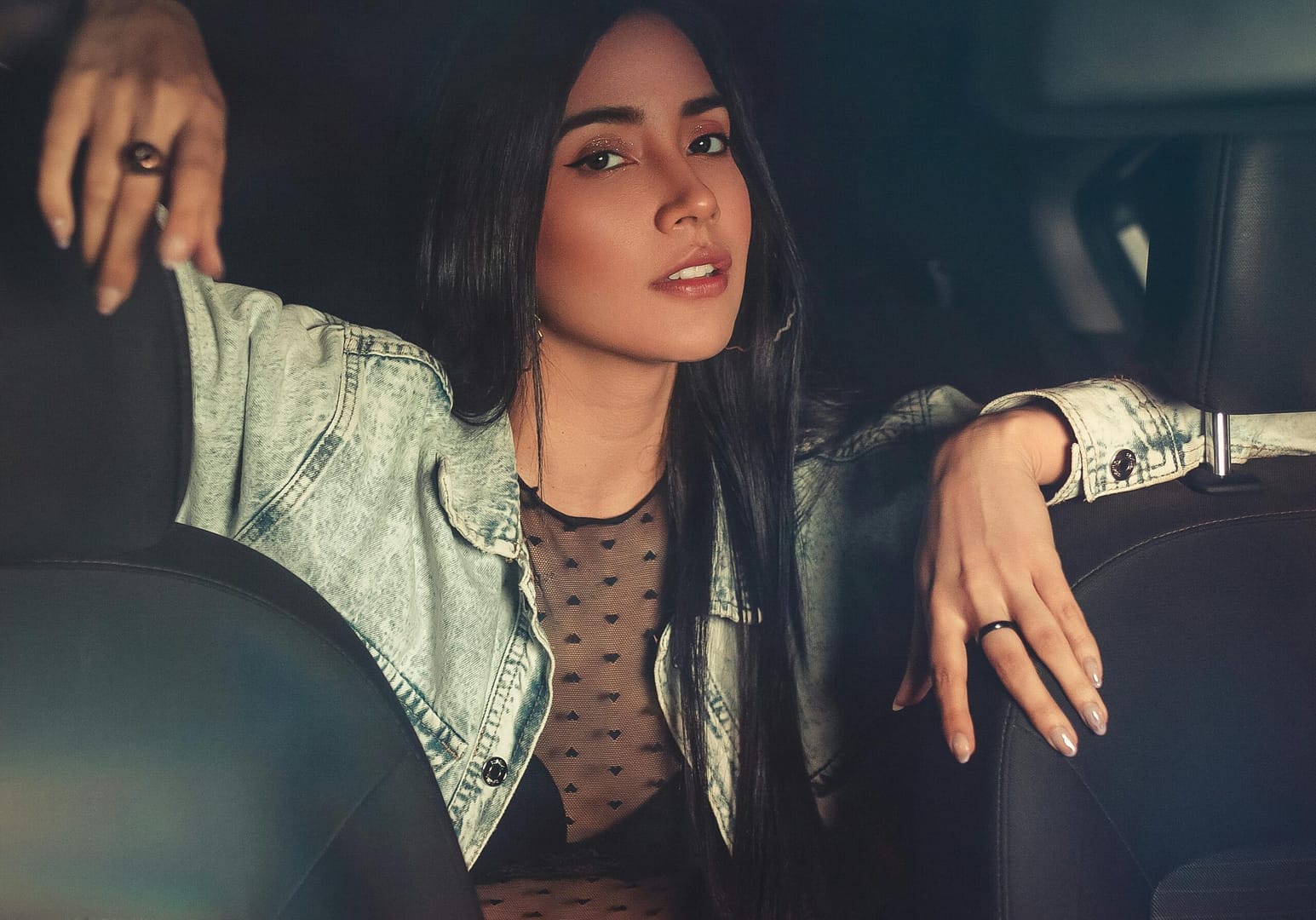 Jak nosić kurtkę jeansową: proste zasady