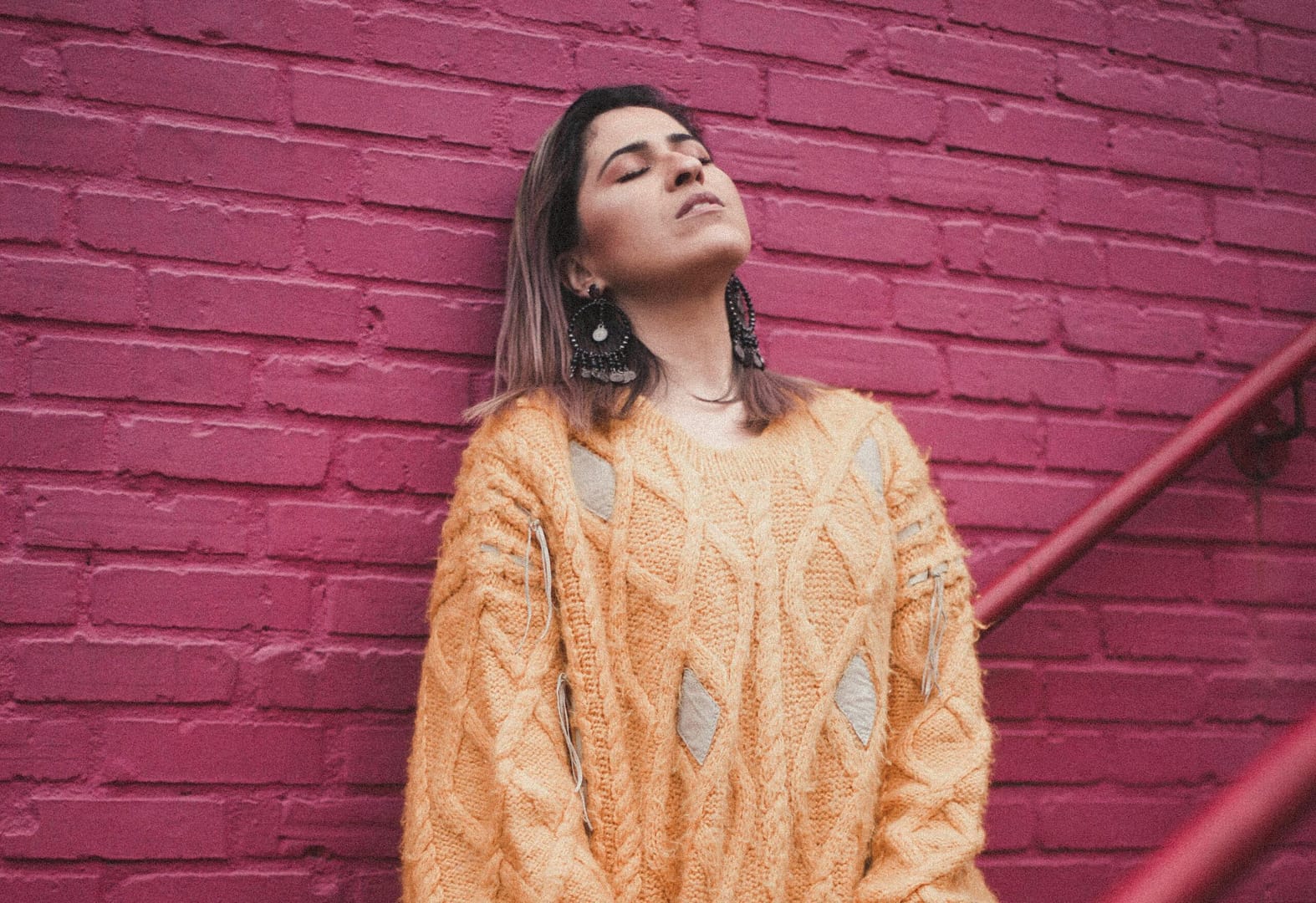 Z czym łączyć sweter oversize? Odkryj najlepsze metody