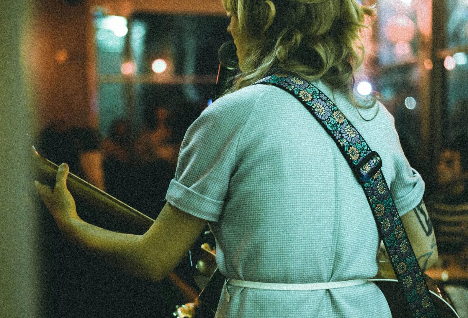 Jak nosić pasek do sukienki: zasady stylizacji