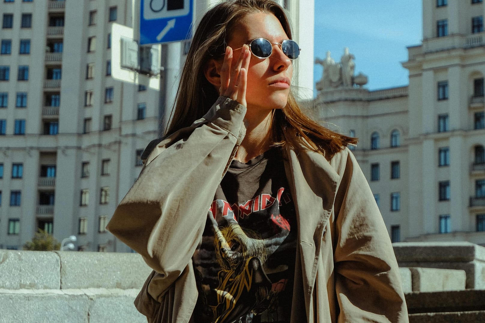 Z czym łączyć trencz? Proste zasady