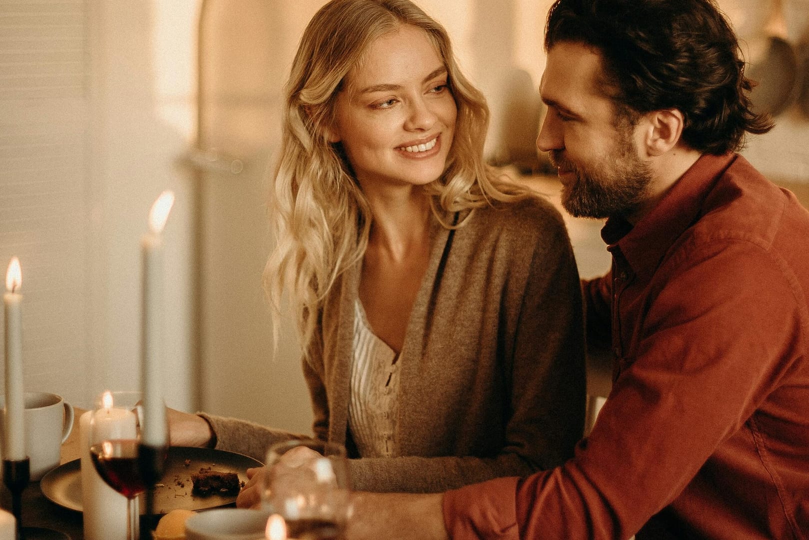 Jak się ubrać na randkę? Stylizacje na różne okazje