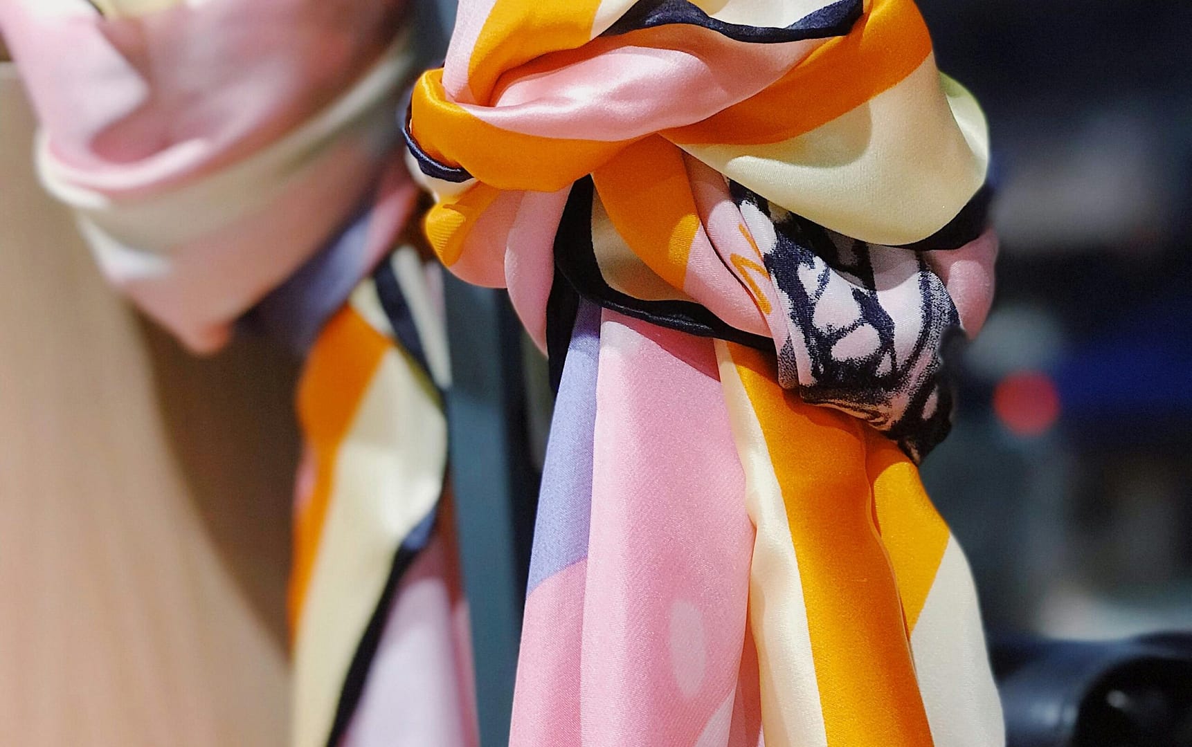 Jak nosić apaszkę: jak i z czym łączyć