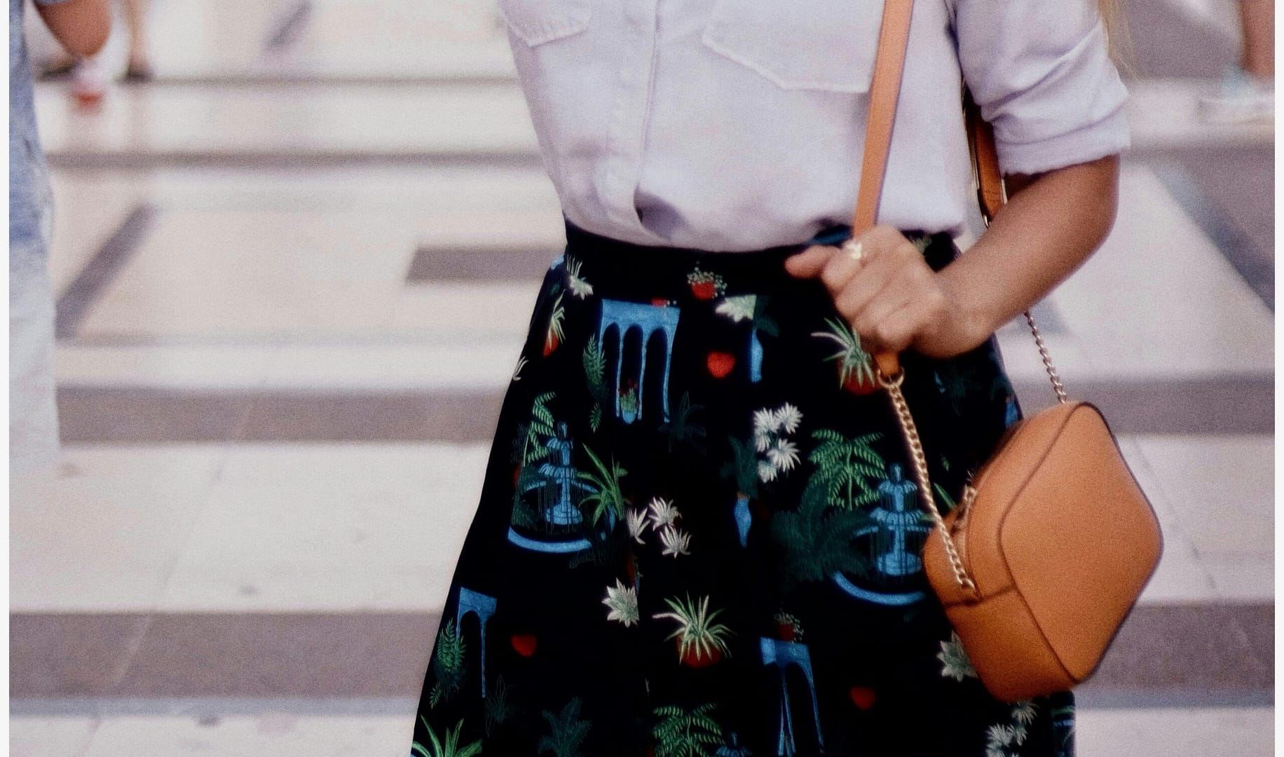 Jak nosić spódnicę midi: praktyczny przewodnik