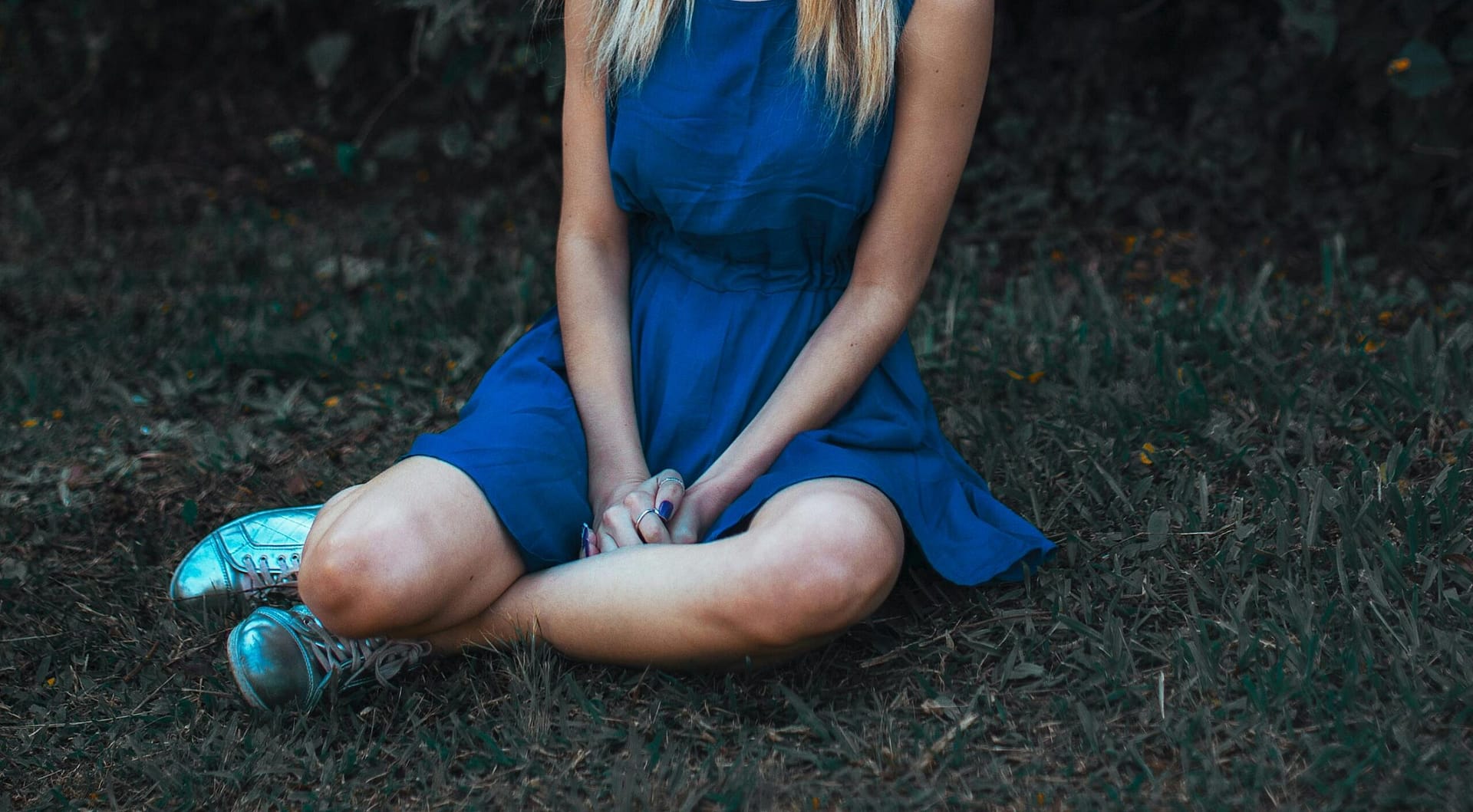 Jak nosić sneakersy do sukienki: kompletny przewodnik