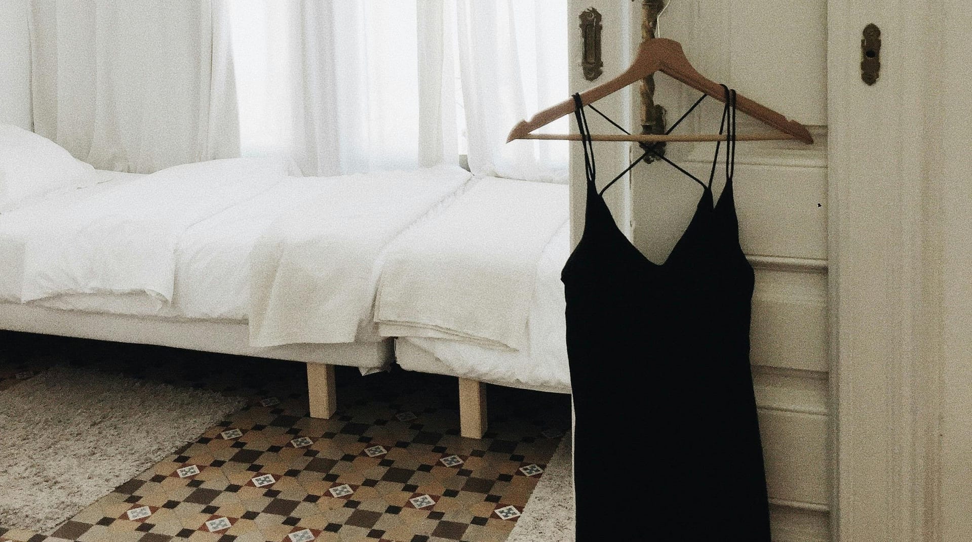 Z czym łączyć czarną sukienkę? Kilka pomysłów na stylizacje