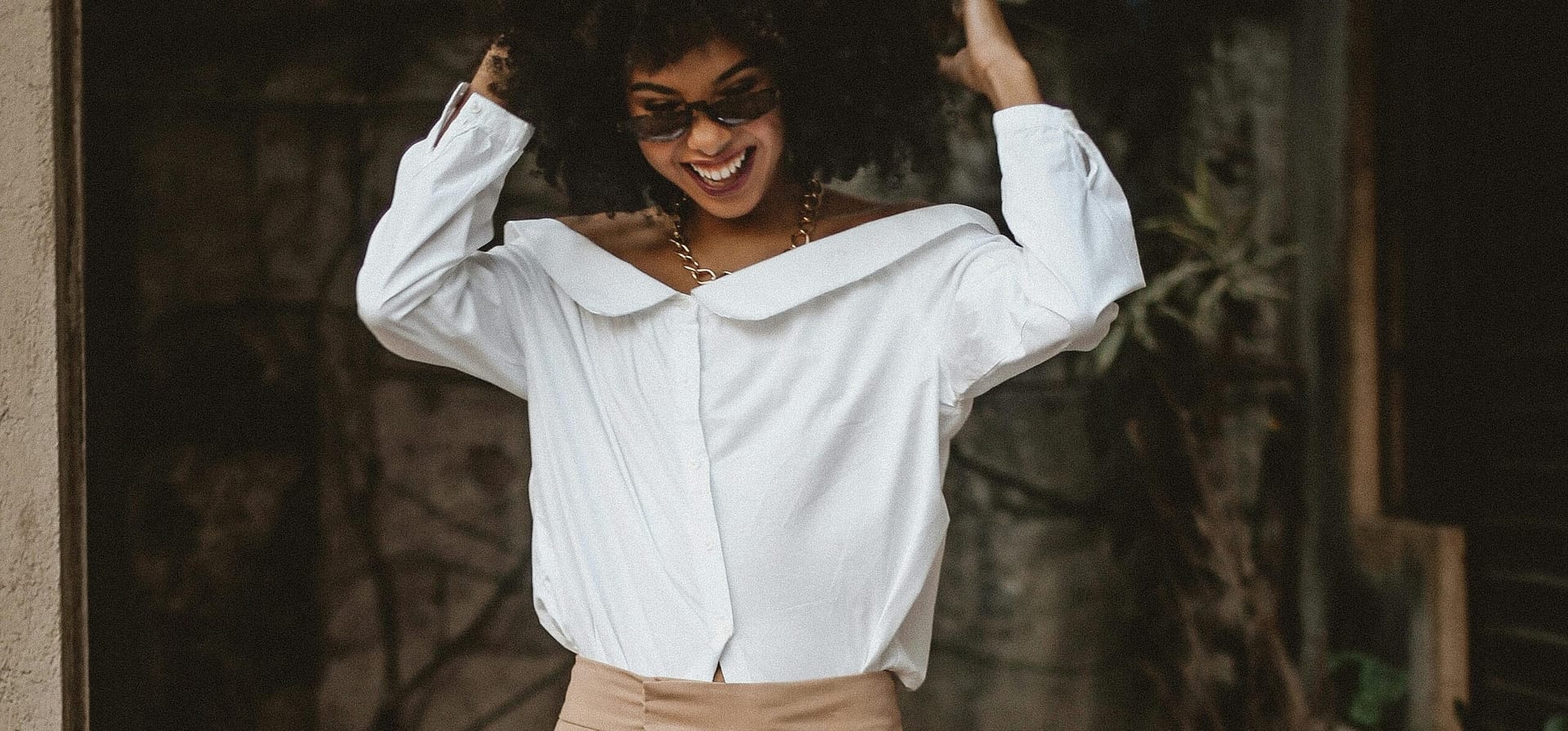 Jak nosić białą koszulę? Poradnik dla klasyki