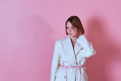 Jak nosić marynarkę oversize: triki i tipy