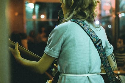 Jak nosić pasek do sukienki: zasady stylizacji