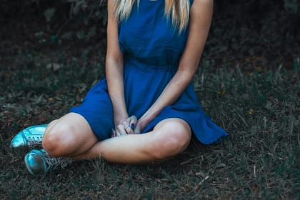 Jak nosić sneakersy do sukienki: kompletny przewodnik