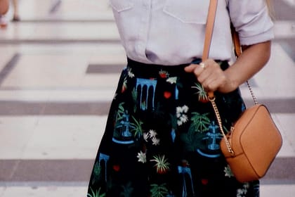 Jak nosić spódnicę midi: praktyczny przewodnik