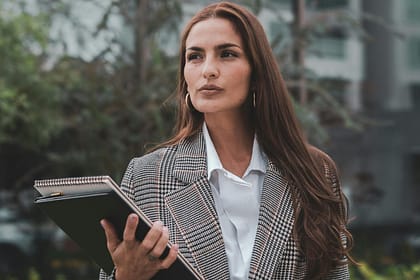 Jak się ubrać elegancko? Zasady tworzenia stylizacji