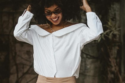 Jak nosić białą koszulę? Poradnik dla klasyki