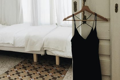 Z czym łączyć czarną sukienkę? Kilka pomysłów na stylizacje