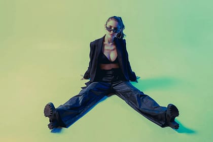 Z czym łączyć szerokie spodnie? Jak stworzyć udane zestawy